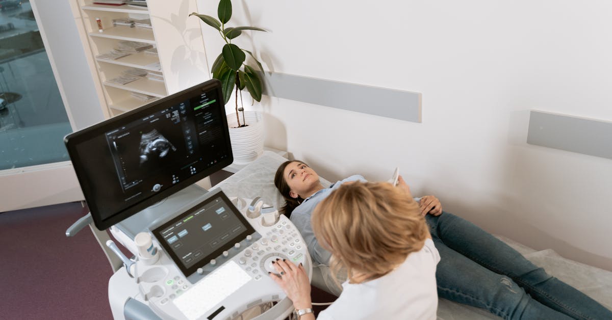Gestante recebendo orientação durante consulta de ultrassom