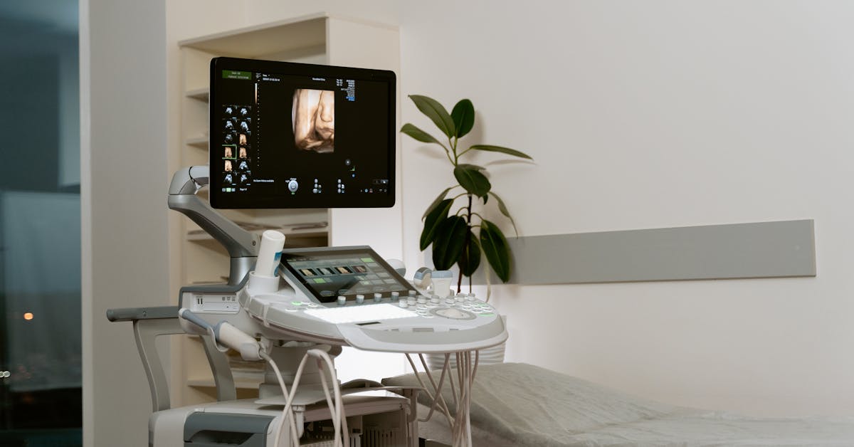 Equipamento de ultrassom em consultório clínico moderno