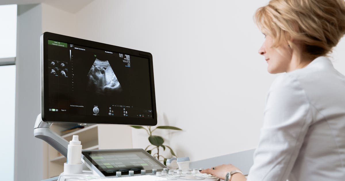 Profissional realizando ultrassom obstétrico em consultório