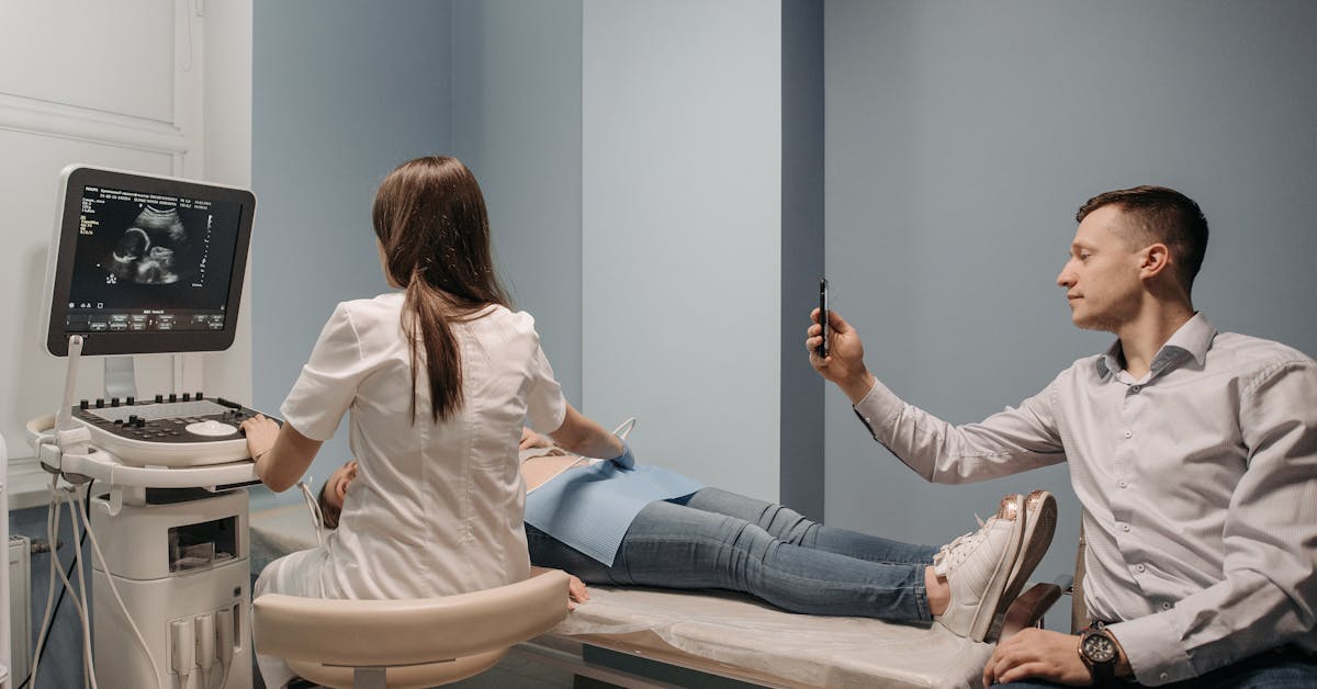 Profissional realizando ultrassom obstétrico com acompanhamento