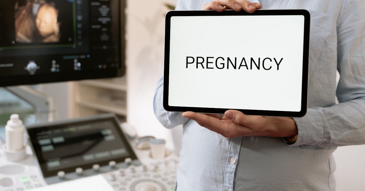 Médica mostrando tablet com informações sobre gestação