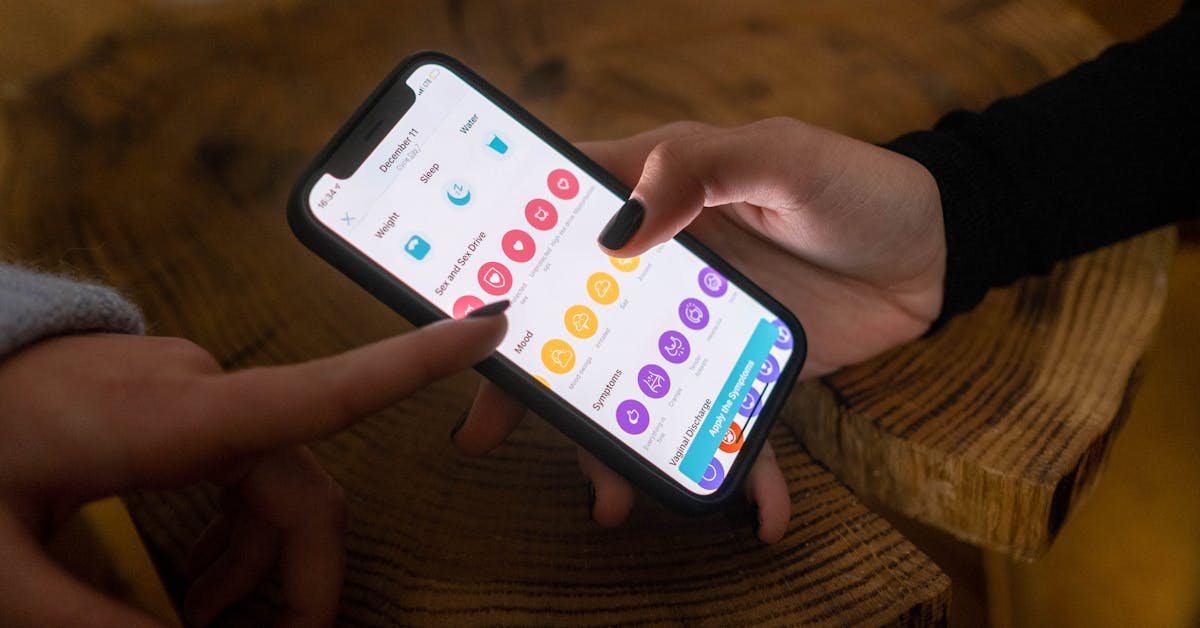 Pessoa usando aplicativo de acompanhamento de gestação no celular