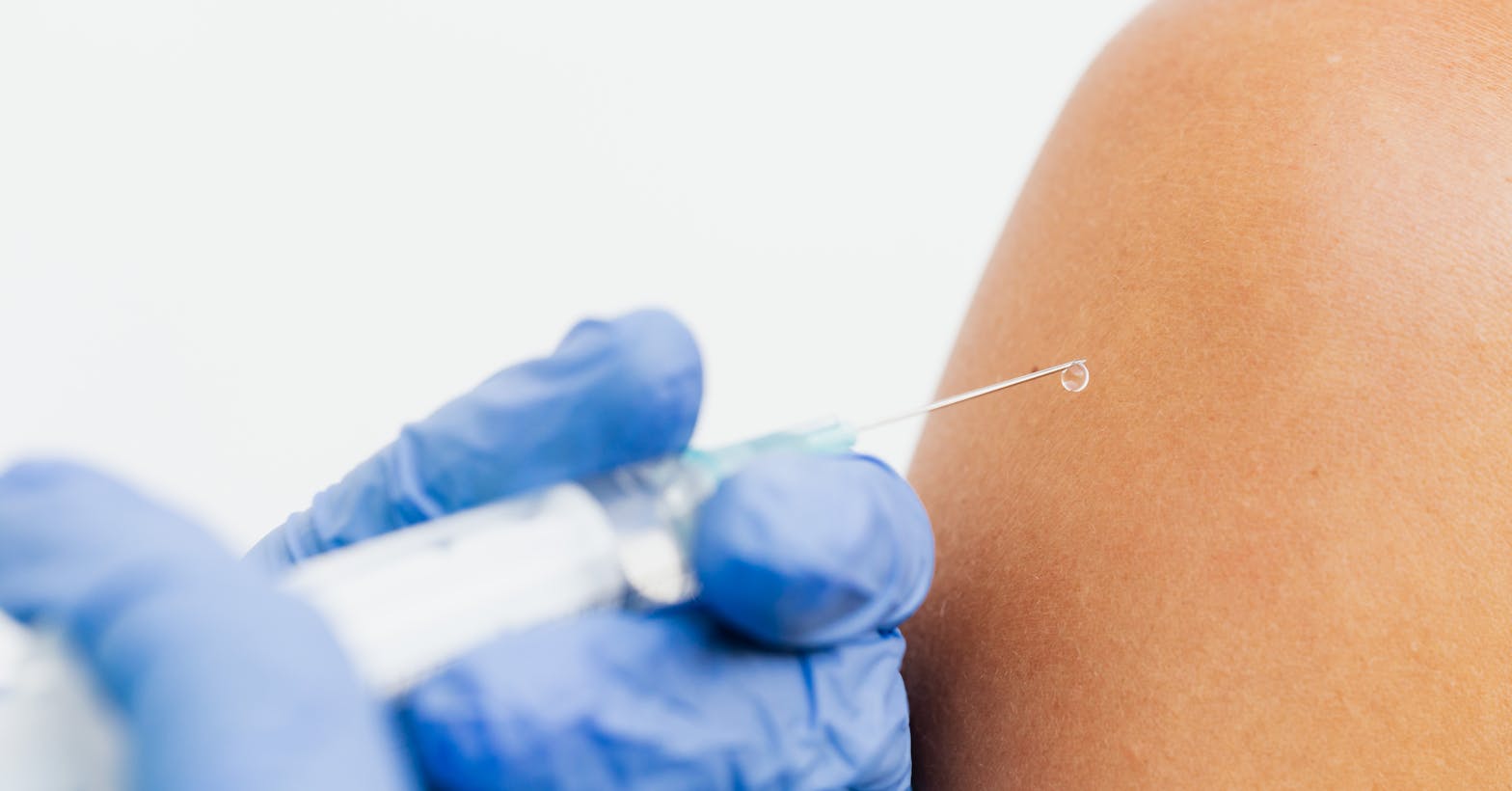 Profissional de saúde administrando vacina — aplicação intramuscular típica da dTpa