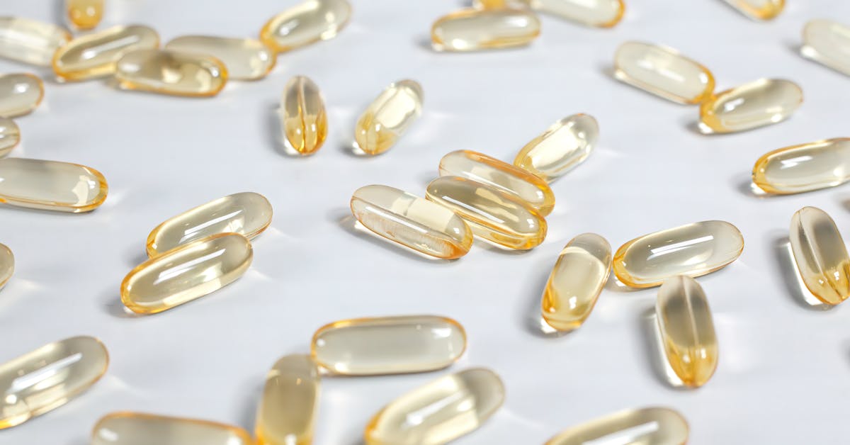 Cápsulas amarelas de suplemento vitamínico